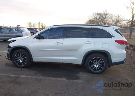 2018 Toyota Highlander Se/Xle z USA, uszkodzony, nr VIN 5TDJZRFH3JS546947